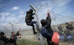 Migrantes chocan con policía macedonia; cientos de heridos