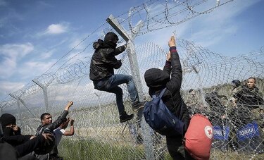 Migrantes chocan con policía macedonia; cientos de heridos
