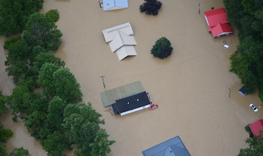 Lluvias complican rescates tras devastadoras inundaciones en el sur de Estados Unidos
