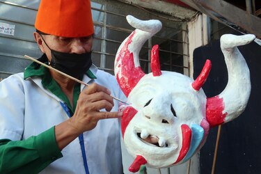 Las caretas: un arte que da rostro al adiós en Ecuador cada fin de año