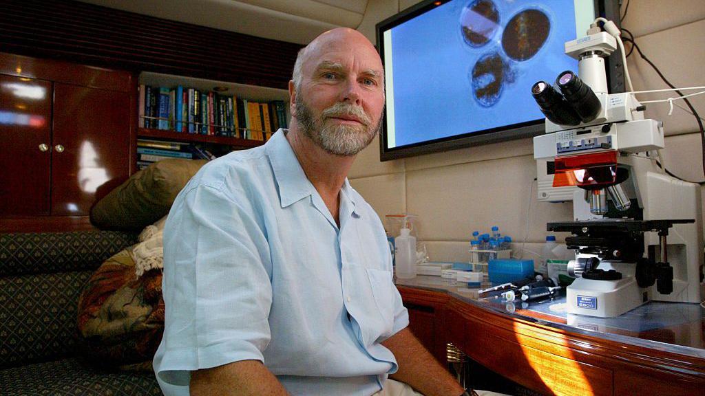 El polémico legado de Craig Venter, el científico que ayudó a descifrar el genoma humano