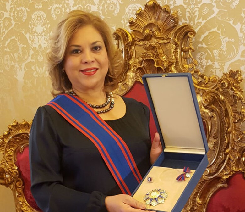 Santa Sede condecora a la embajadora de Panamá