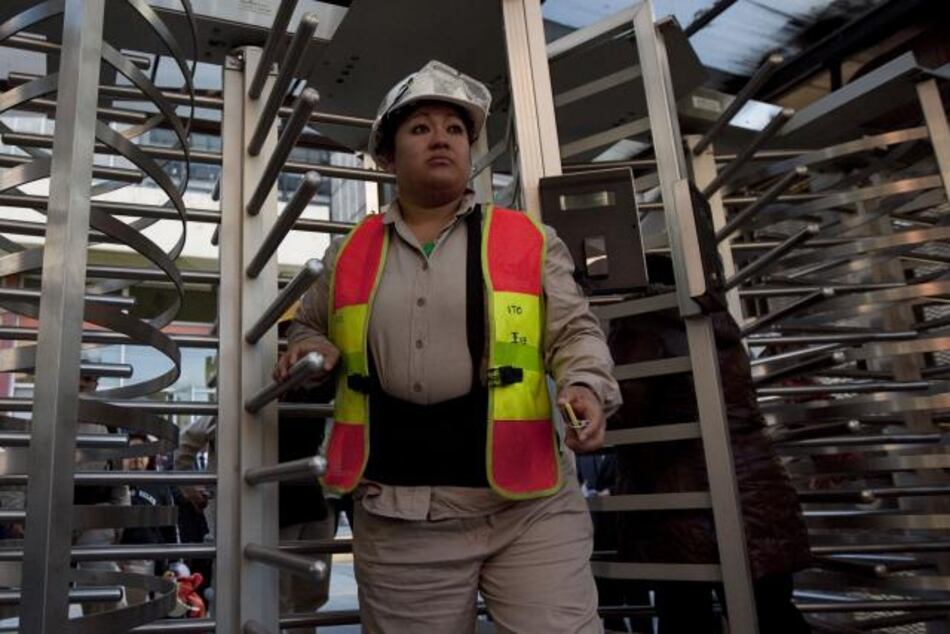 La petrolera Pemex reanuda sus actividades en sede administrativa siniestrada