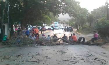 Principales calles de Venezuela amanecen con barricadas por protesta opositora #VenezuelasePlanta