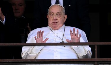 El papa acude a la basílica de San Pedro a rezar antes de la Vigilia del Sábado Santo