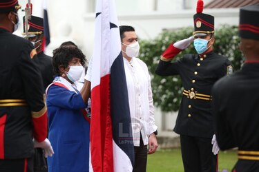 Panamá rinde honor a los símbolos patrios, Muchachas Guías son las abanderadas