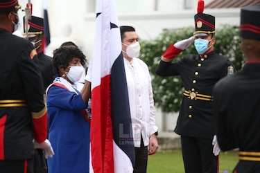 Panamá rinde honor a los símbolos patrios, Muchachas Guías son las abanderadas