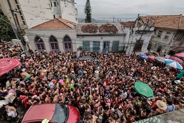 Comparsas callejeras arrastran a multitudes, cuando falta una semana para el Carnaval de Río