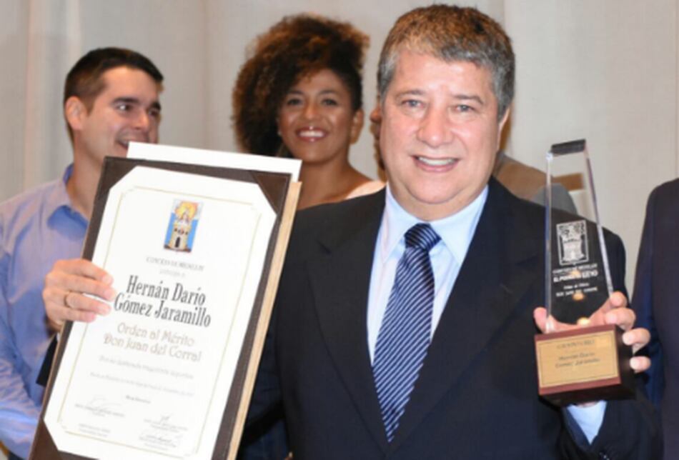 Concejo de Medellín condecora al técnico Bolillo Gómez, pese a controversia