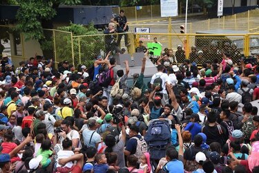 Hondureños que marchan en caravana a Estados Unidos imploran ayuda a Trump