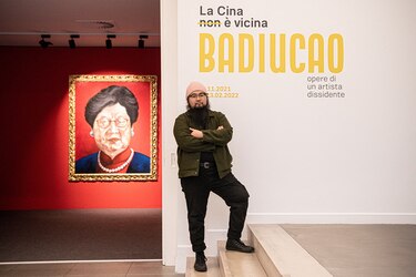 Badiucao desafía la censura china con exposición irreverente en Italia
