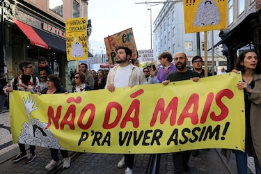 Miles vuelven a salir a la calle en Portugal para protestar por la crisis de vivienda