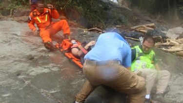 Panameños rescatan a tres personas luego de accidentarse un helicóptero en Costa Rica