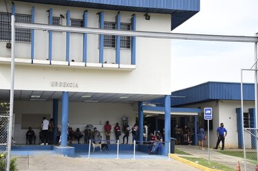 Las razones detrás de la renuncia del equipo de oftalmólogos de la policlínica Santiago Barraza