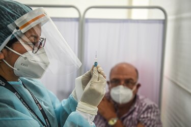 Grupo chino Sinopharm anuncia que su vacuna contra la Covid-19 es eficaz en un 79%