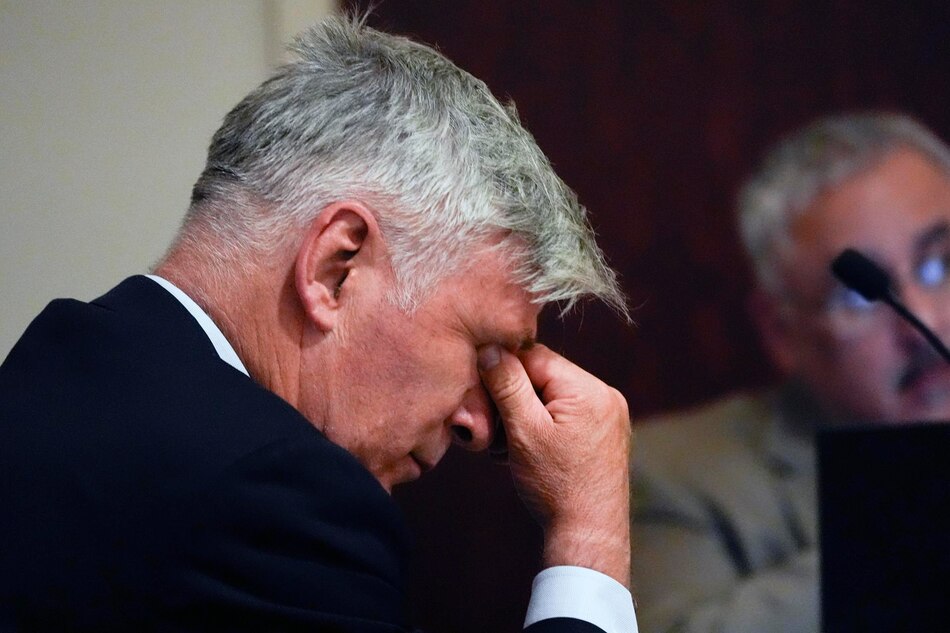 El arma de Alec Baldwin solo descarga munición ‘apretando el gatillo’, asegura el fabricante