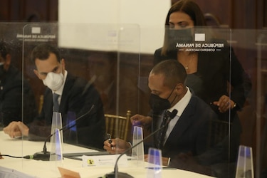 Gobierno firma acuerdo con telefónicas para extender el uso de banda ancha de internet