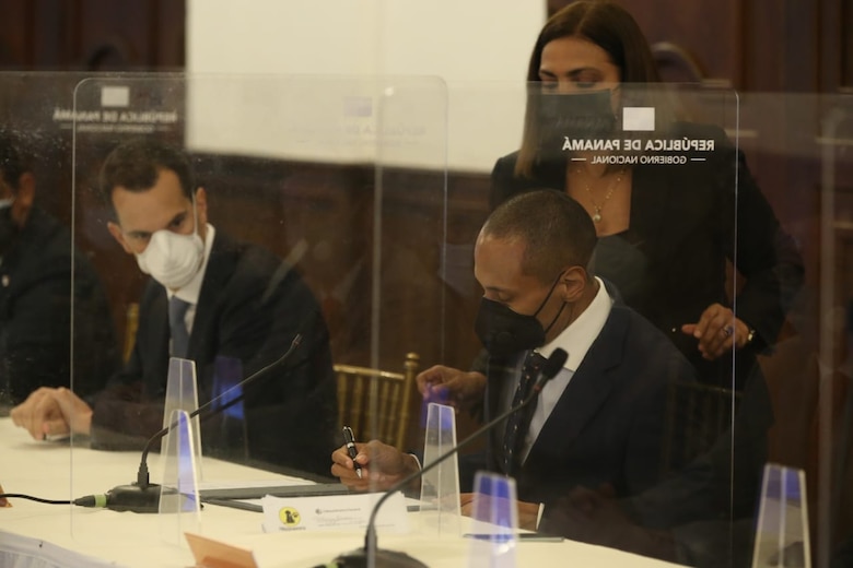 Gobierno firma acuerdo con telefónicas para extender el uso de banda ancha de internet