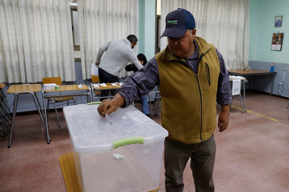 Abren los colegios electorales en Chile para segunda vuelta presidencial entre Jara y Kast