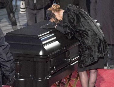 Amigos acompañan a Celine Dion en funeral de su esposo