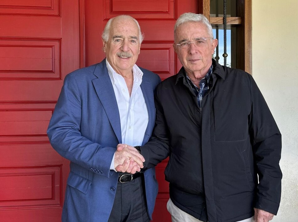 Uribe recibe las visitas de políticos y empresarios en su hacienda tras ser condenado