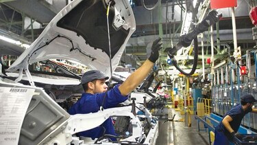China bajará impuesto a los autos de EU