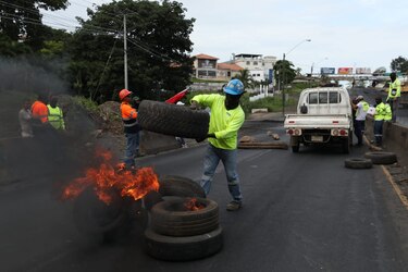 Siguen las protestas contra el contrato minero; obreros cierran varios puntos de la Interamericana