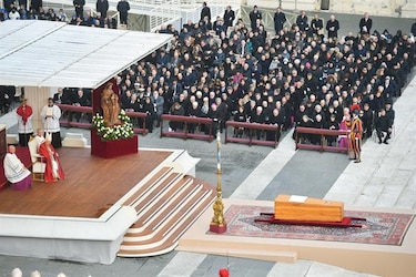 Benedicto XVI, el papa ‘sabio’, fue despedido por el papa Francisco ante miles de fieles