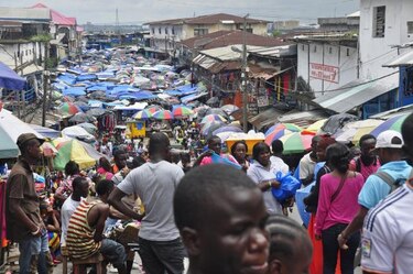 Personal sanitario de Liberia amenaza con endurecer huelga ante el avance del ébola