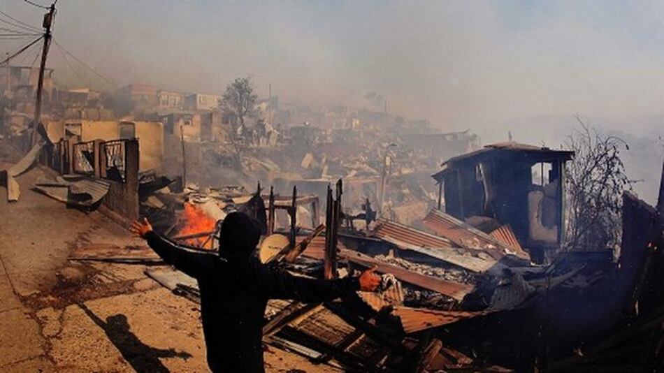 Decenas de casas arrasadas por incendio en Valparaíso, Chile