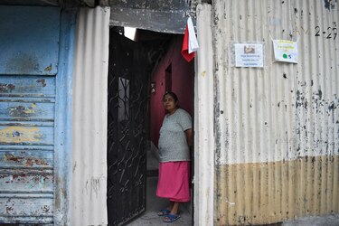 Guatemaltecos cuelgan banderas de colores para pedir ayuda ante pandemia