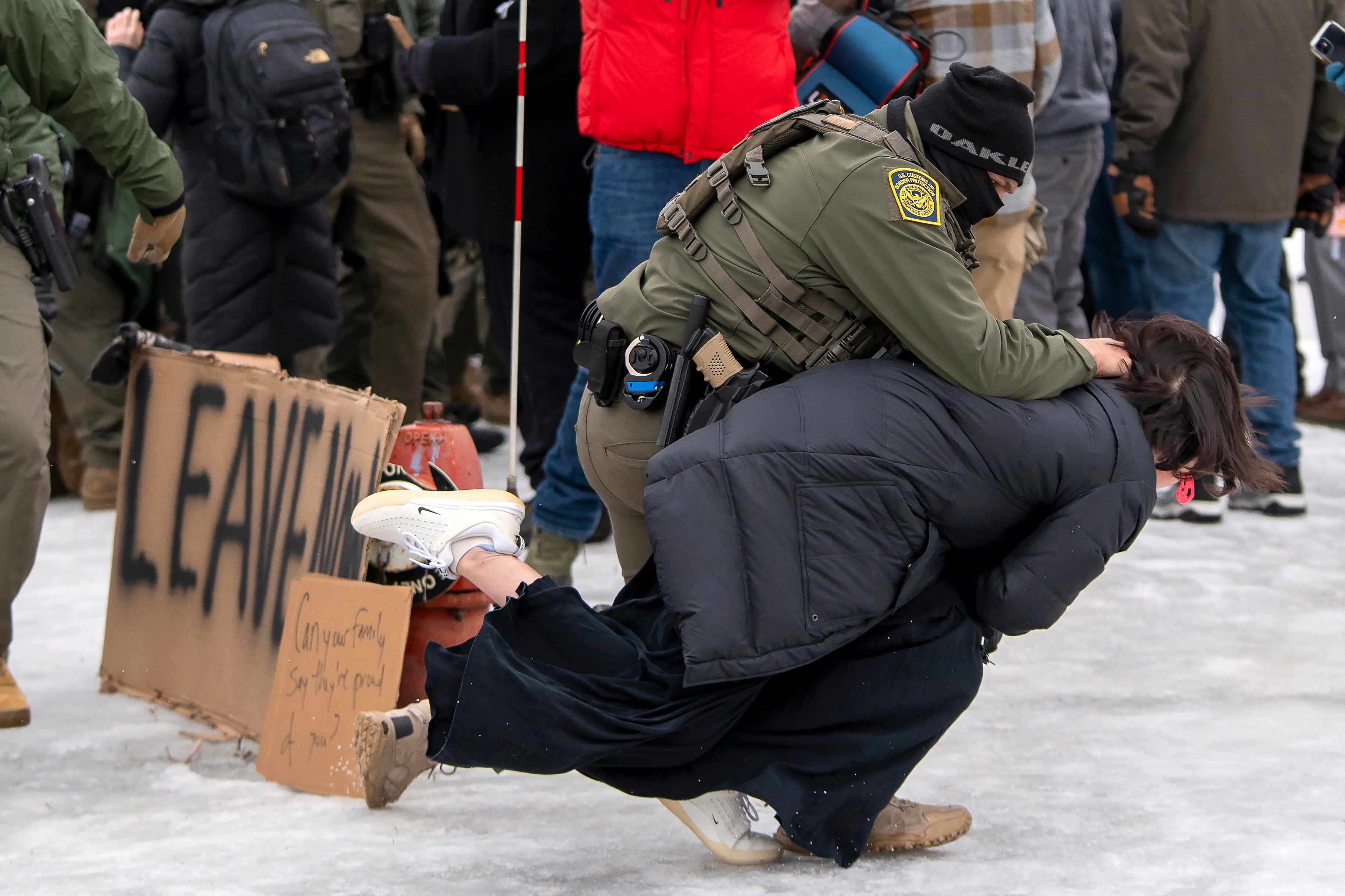 Autoridades de Minnesota acusan al FBI de impedir investigación sobre mujer abatida por ICE