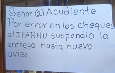Caos en el cobro del Pase U: padres de familia en largas filas y otros sin cheques