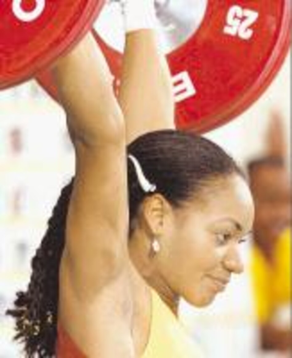 Colombiana Medina bate récord continental en pesas