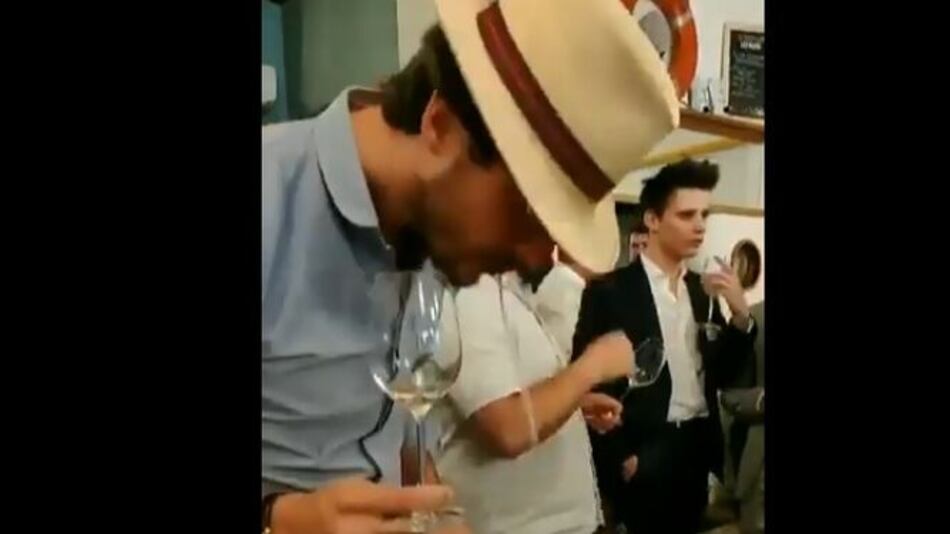 Escupir vino, la más reciente tendencia en distinción social