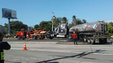 Retiran cisterna accidentado en la Interamericana; regulan tráfico vehicular