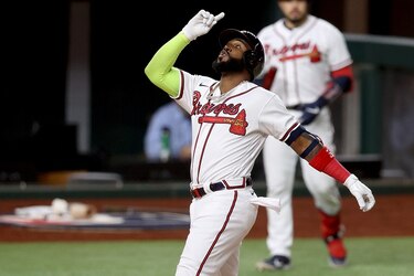 Carlos Correa mantiene con vida a Astros; Bravos ponen a Dodgers frente al abismo