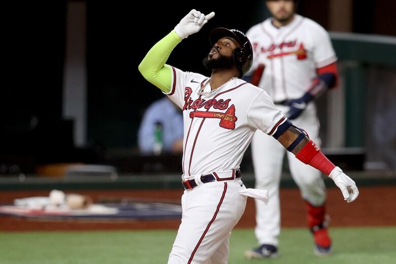 Carlos Correa mantiene con vida a Astros; Bravos ponen a Dodgers frente al abismo