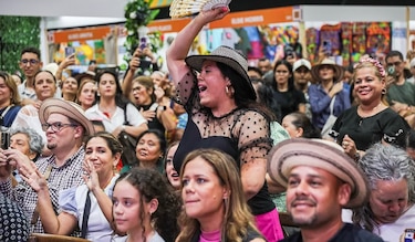 Samy y Sandra Sandoval reciben galardón por preservar la música típica panameña