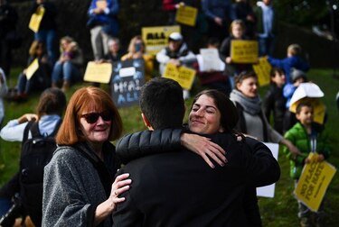 Manifestantes protestan en Pittsburgh contra visita de Trump a sinagoga