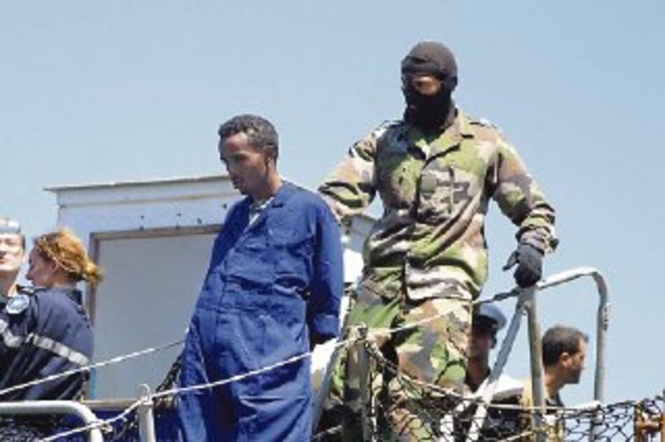 Piratas somalíes liberan a 18 marineros