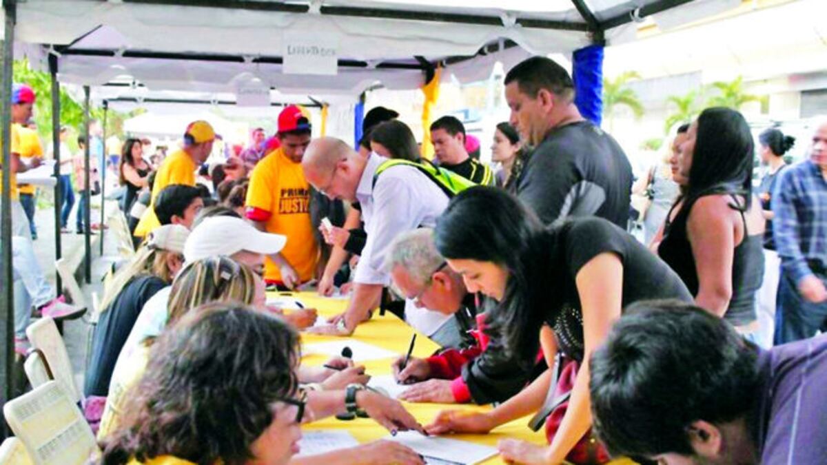 Venezolanos acuden al segundo día de recolección de firmas. Tomada de @hcapriles
