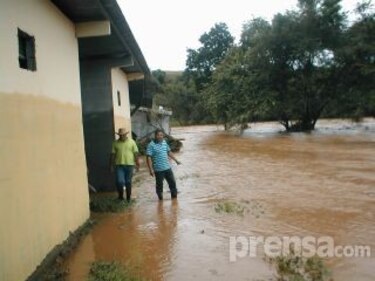 Río La Villa se desborda y afecta a cinco familias en Los Santos