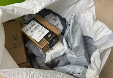 Agentes allanan local de courier en vía España y retienen mercancía sin documentación