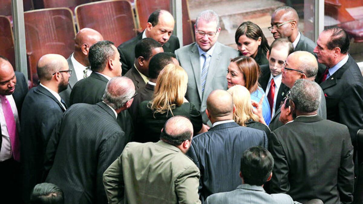 Las estrategias de las diferentes bancadas políticas entre los recesos fue la carecterística del segundo debate al proyecto de ley 305 de reformas a la ley de contrataciones públicas.