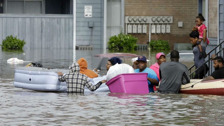 Mueren cinco personas por inundaciones en Houston