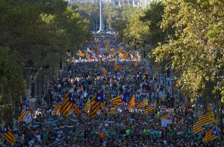 Decenas de miles de manifestantes exigen declarar independencia de Cataluña