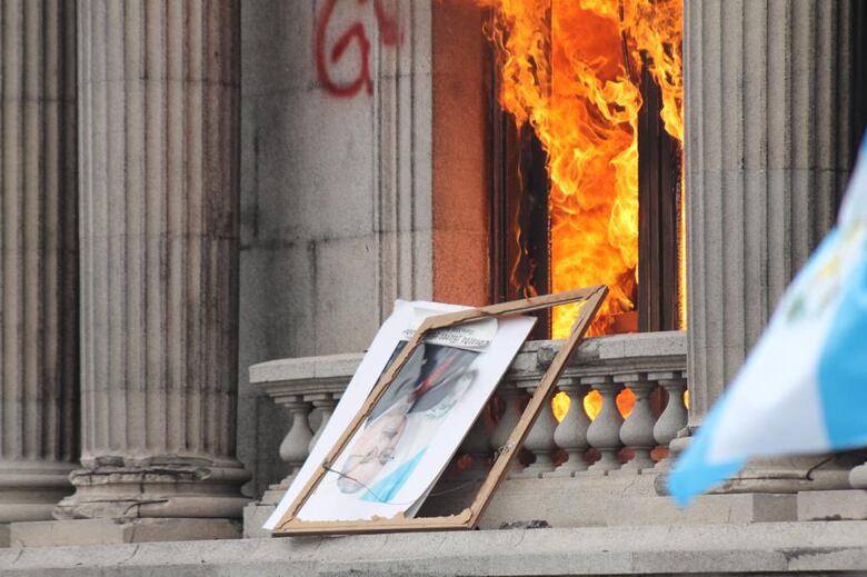 Manifestantes incendian sede del Congreso de Guatemala; piden la renuncia del presidente Giammattei