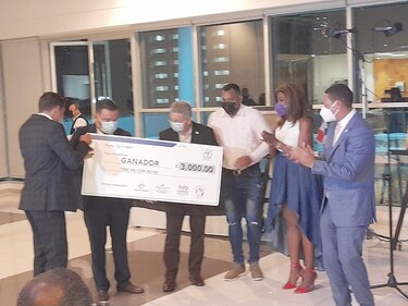 Ramiro Ochoa gana el primer premio literario dedicado a Luis Rentería