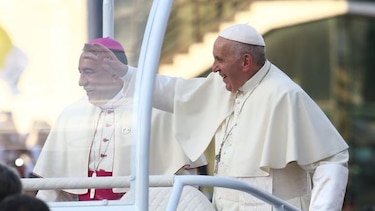 Francisco, conmovido al ver a panameños con sus niños en brazos al paso del papamóvil